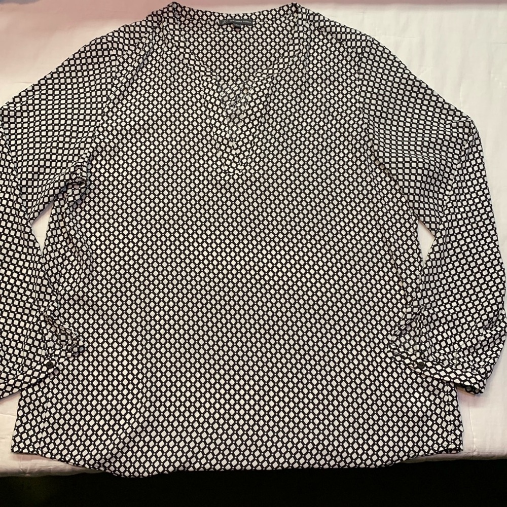 Boho Chic Adrianna Papell Black and White Geometric Print V-Neck Blouse